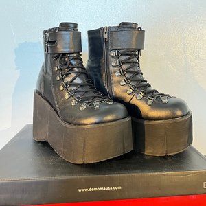 DEMONIA GRUNGE/ALT. PLATFORM BOOTS